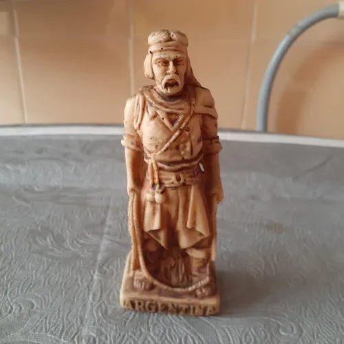 Boneco vaqueiro Argentino, em resina..