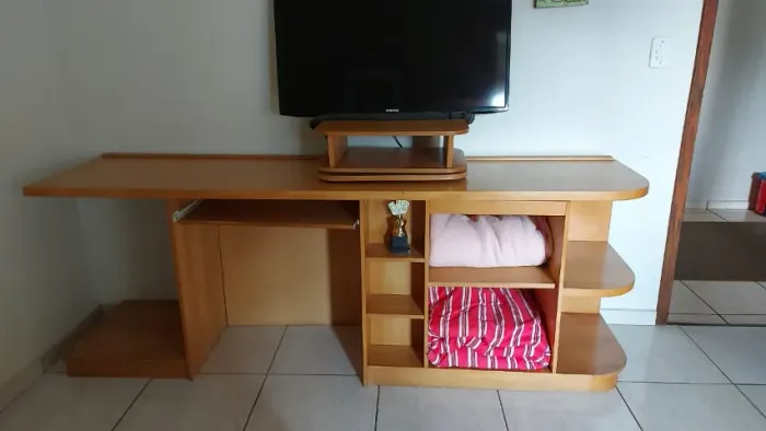 rack/estante de TV/computador em madeira maciça.
