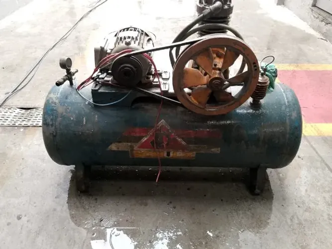 VENDO COMPRESSOR DE AR SCHULZ 110L 1O PÉS TRIFÁSICO 