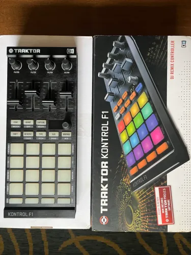 Traktor Kontrol F1 na CAIXA 