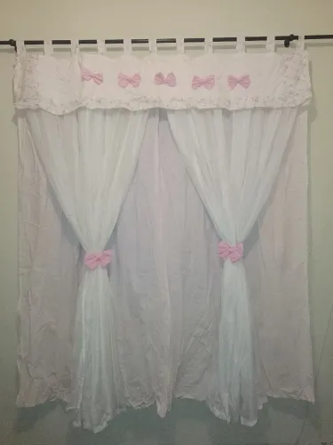 Cortina infantil branca com detalhes em rosa