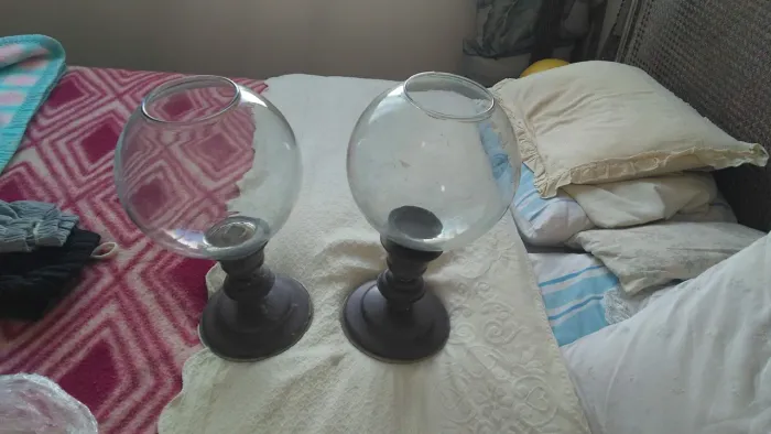 Duas Taças de Vidro Antigas com Base