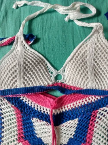 Conjunto de Crochê Branco com Detalhes Coloridos