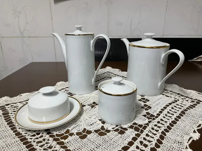 Conjunto de louças para café da manhã com detalhes dourados