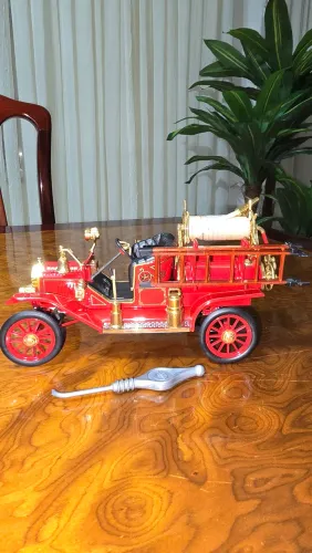 Miniatura 1914 Ford Model T Fire Engine Red 1/18 Signature Series todo original 