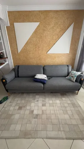 Sofá cinza grife 4 lugares designer Uultis