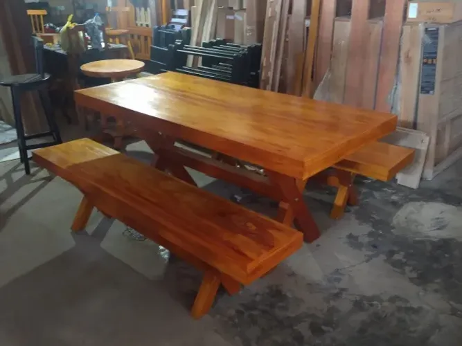 Mesa de jantar com 2 bancos em pé X de madeira maciça