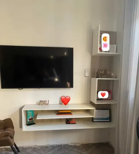 Rack suspenso Com nichos e prateleiras.