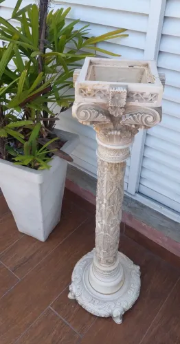 COLUNA PEDESTAL TODA TRABALHADA EM RESINA 94CM ALTURA