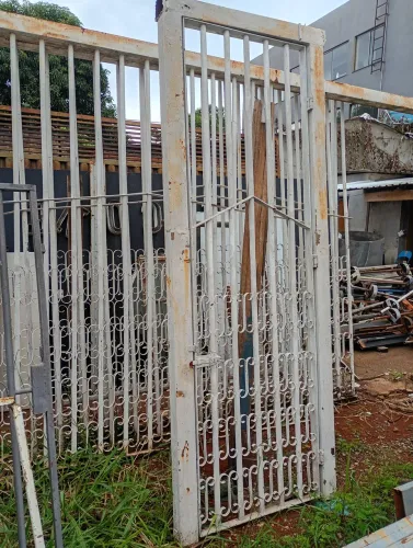 Portão de correr, mais portão de pedestre + grades , era de  lote 10 metros de frente.