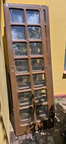 Portão de Itaúba com 4 Portas de Vidro e 4 (aceito proposta)Venezianas - Madeira Nobre