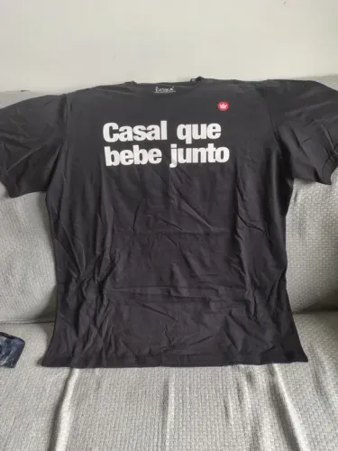 Camiseta Casal que bebe junto - Tamanho M