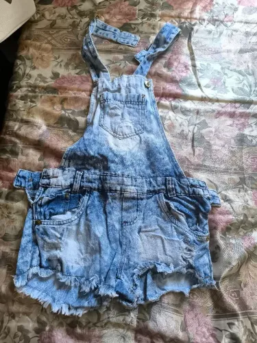 Jardineira jeans tamanho 40
