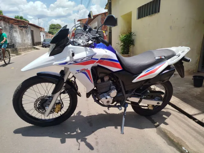 Vendo XRE 300 ano 2016 com ABS , valor 18.000,00. Contato *