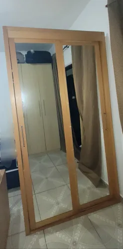 Guarda roupas de madeira grossa