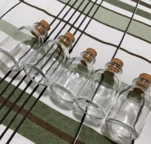 POTES DE VIDRO COM TAMPA ROLHA CORTIÇA KIT DE 5 COM 20ml PARA TEMPEROS E LEMBRANCINHAS