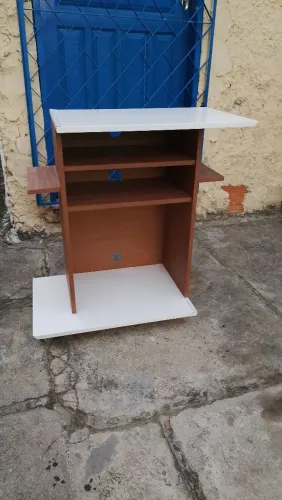 Rack moderno com rodinhas