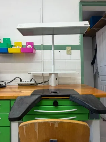 Luminária C/ Prateleira Caltini ( ideal para laboratório de prótese,ourives ou dentista )