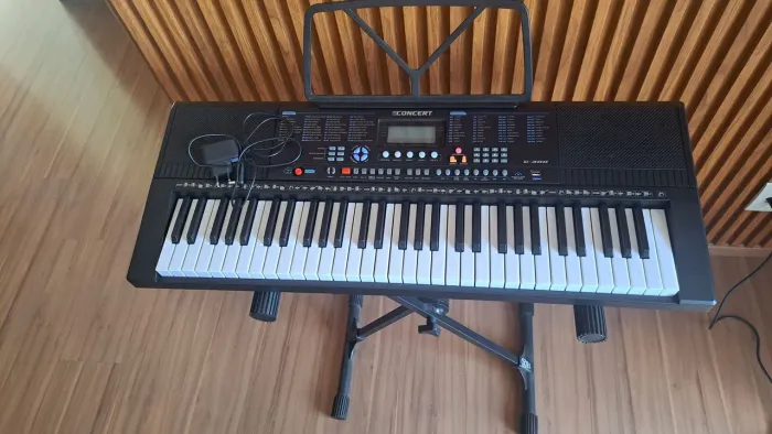 Teclado Concert C300 com capa e suporte X10