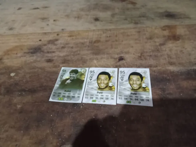 VENDO DOIS PELÉ E O KAKA DE ATIGA MENTE PO 50 REAIS NOVINHO AS CARTAS