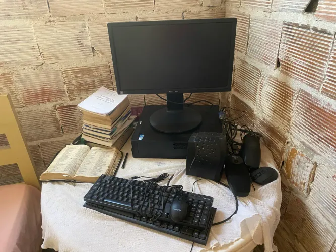 Vendo Monitor, + 2 teclados + 1 mause, + 1 Estabilizador acompanhando todos os cabos