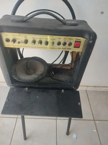 VENDE-SE AMPLIFICADOR PARA GUITARRA - USADO