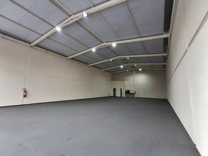 Alugo Galpão de 290m possui 2 banheiros e copa bem localizado Moinho dos Ventos - Goiânia