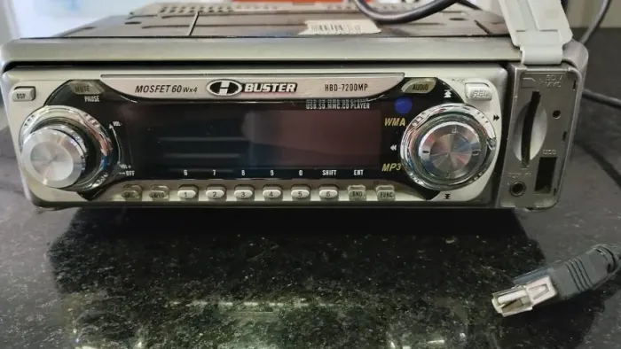 Relíquia para o seu carro! Vendo aparelho de som automotivo H-Buster, modelo HBD-7200MP