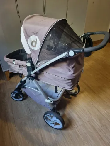 Carrinho de bebê.
