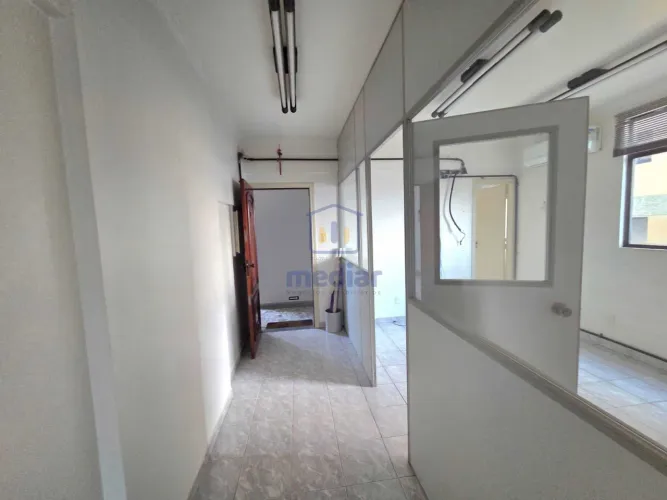 Sala Comercial 63,5 m². Dividida em duas salas e Dois banheiros na Ponta da Praia.
