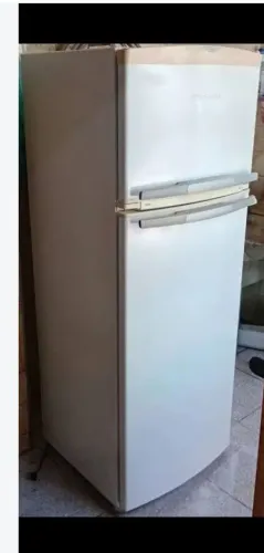 Vende-se uma geladeira duas portas