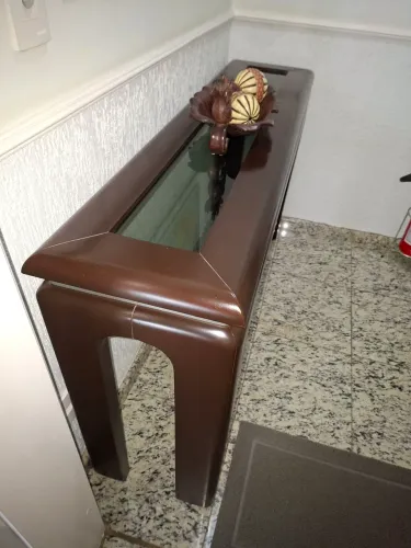 Console em madeira maciça em perfeito estado de conservação.