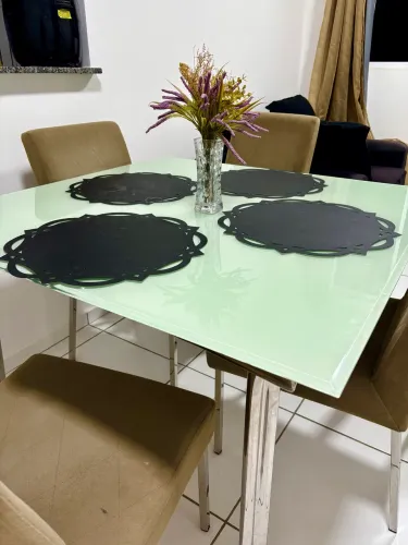 Mesa com 4 cadeiras