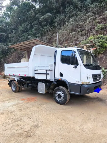 MB Accelo 815 Caçamba ano 2013