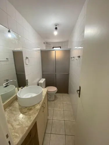 Apartamento semi-mobiliado. 