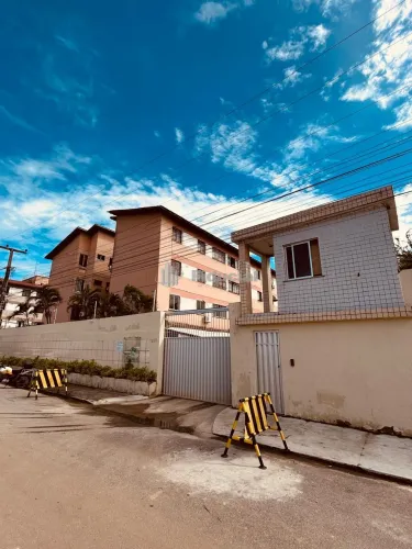 Apartamento com móveis, 70m² de área, acesso por escada, sala de estar e jantar, WC social