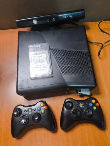 Xbox 360 c/ hd+jogos, 2 controles e Kinect em até 12x