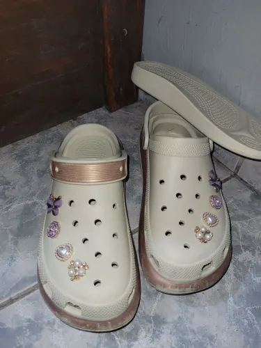 Babuche / crocs delicada bege plataforma