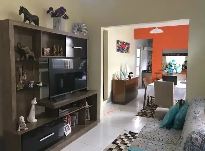 Casa à venda em Carapicuíba, próximo ao Parque do Planalto.