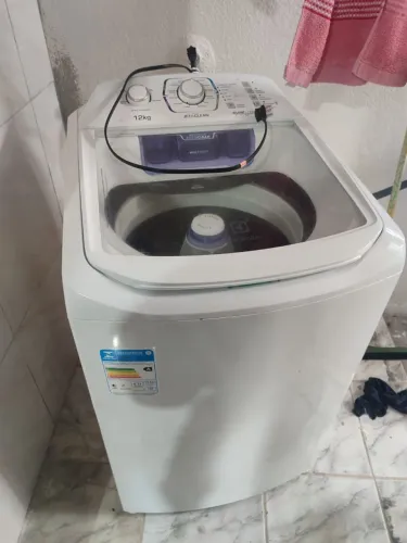 Máquina de lavar roupa Eletrolux 12kg muito bem conservada e pouco tempo de uso