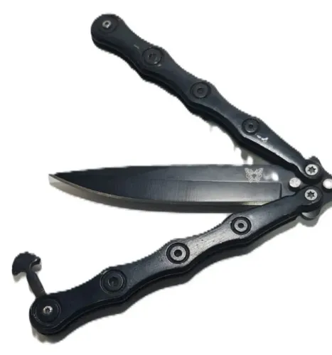 Canivete butterfly ( balisong) um tipo de faca dobrável com dois cabos que giram em torno