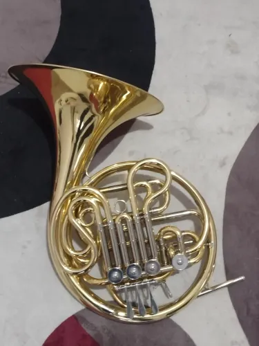 Trompa Yamaha modelo 664.