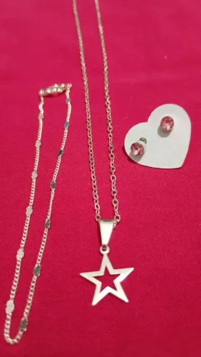 Semi jóias um colar uma pulseira e um par de brinco