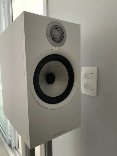Par de caixas bookshelf Bowers Wilkins 606 S3