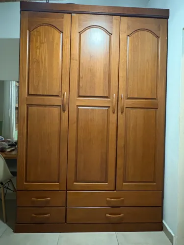 Guarda-roupa de madeira maciça em ótimo estado