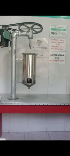 Máquina de bater açaí tamanho 20 . 