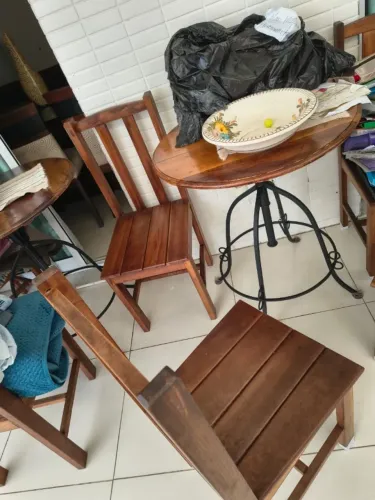 Mesa bistrô com 2 cadeiras de madeira