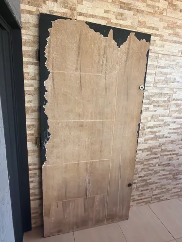 Porta para residência 210/100Cm com 2 trancas tetras e 2 dobradiças 