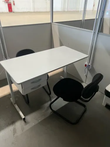 Mesas de escritório e gaveteiro