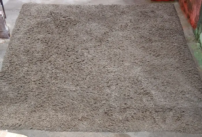 Tapete cinza.